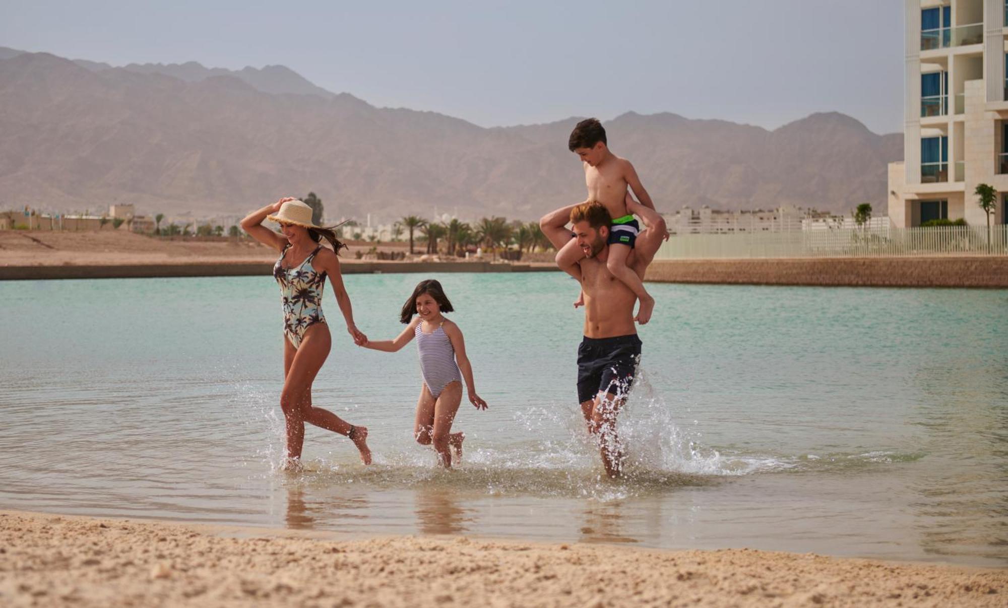 Hyatt Regency Aqaba Ayla Resort Exterior photo Family at the beach